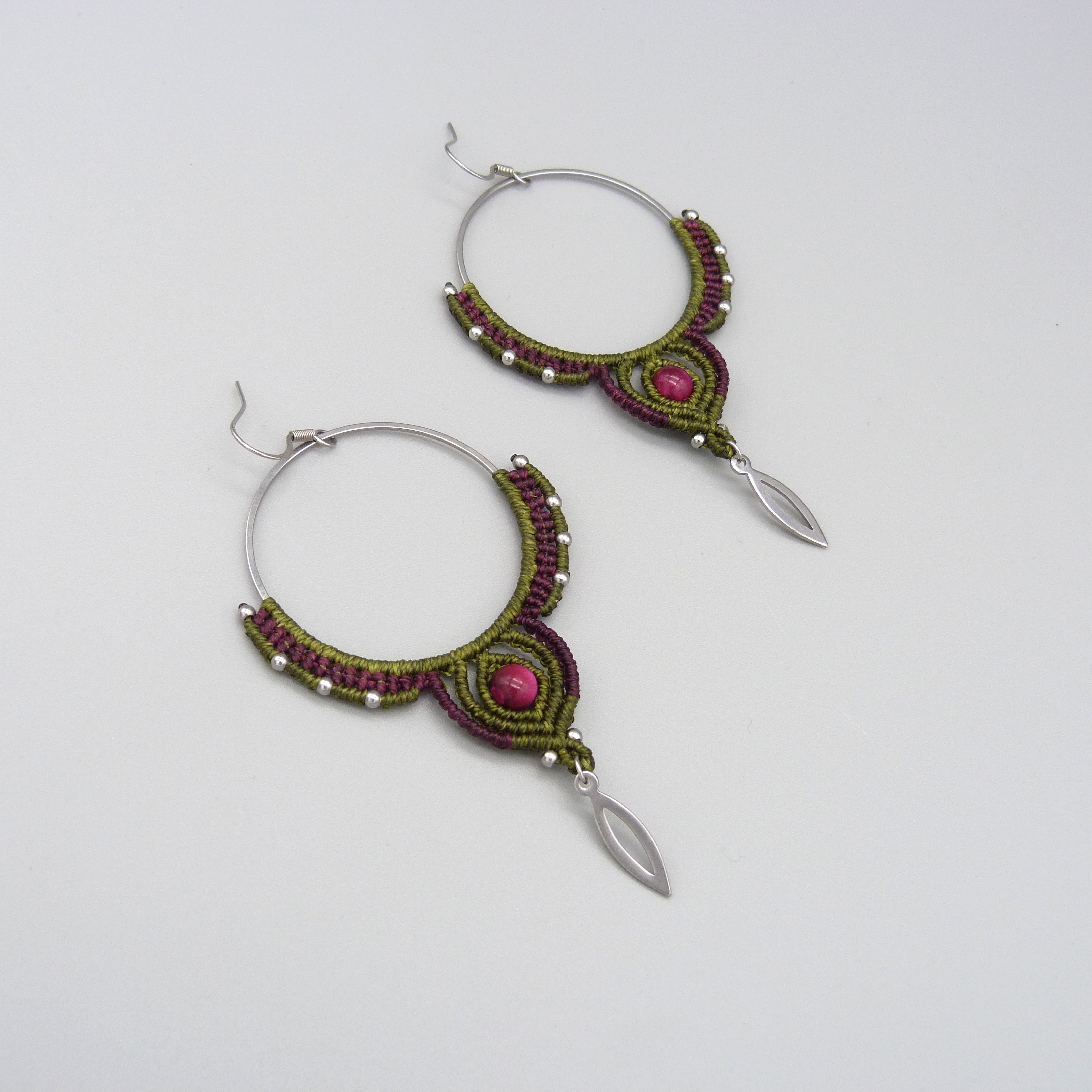 Créoles en micro-macramé avec perle oeil de tigre teintée