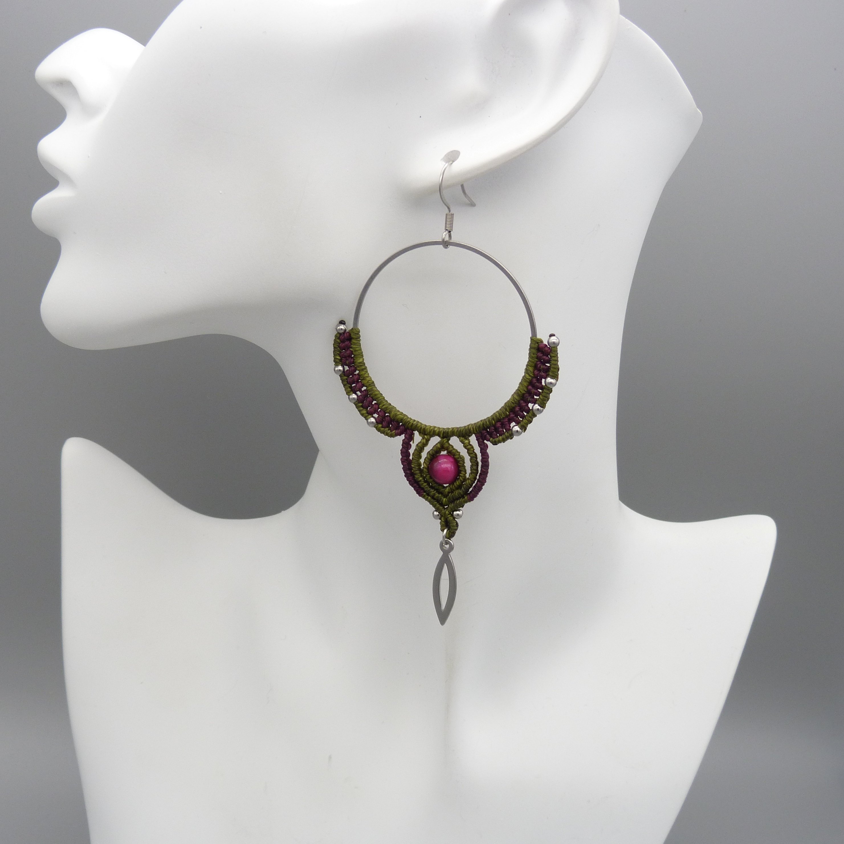 Créoles en micro-macramé avec perle oeil de tigre teintée