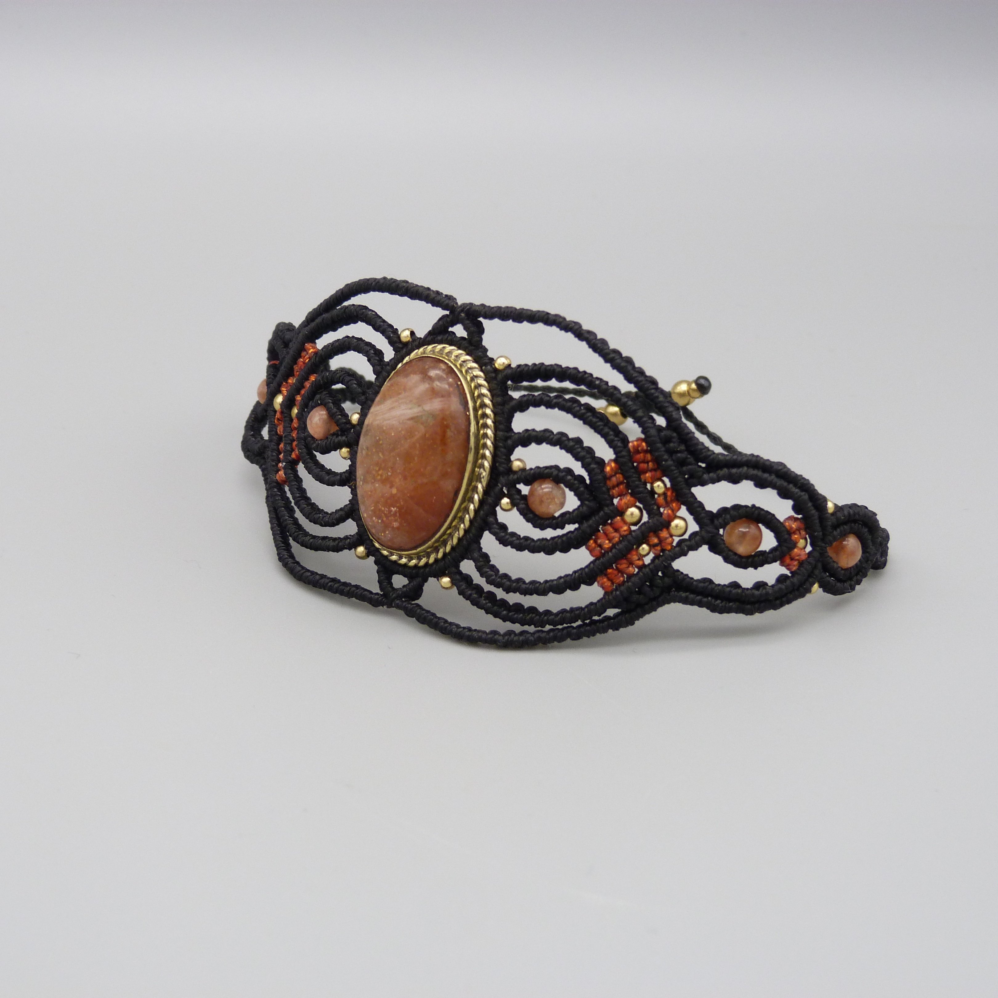 Manchette noire en micro-macram&eacute; avec une pierre de soleil