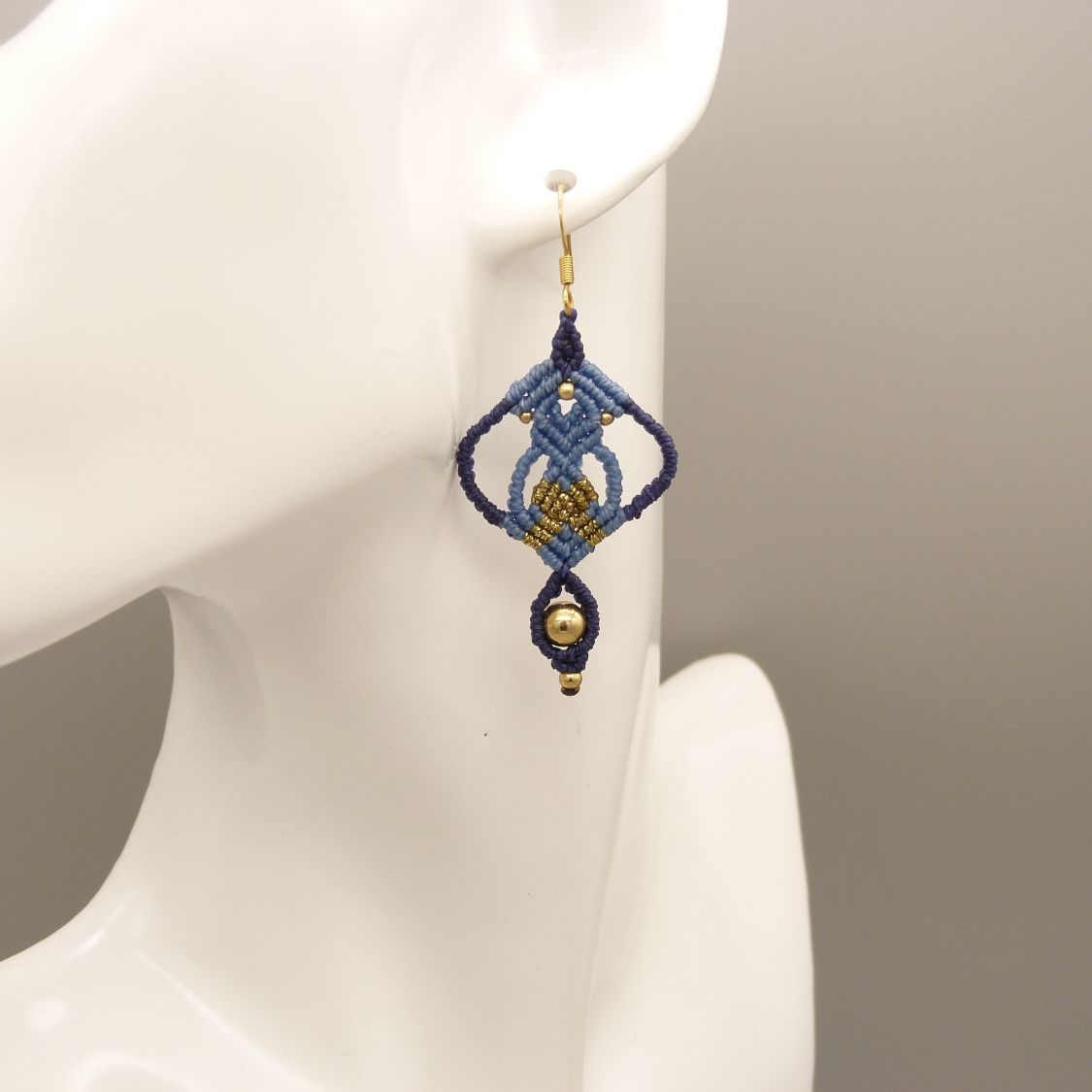 Par de brincos de micro-macramé azul 