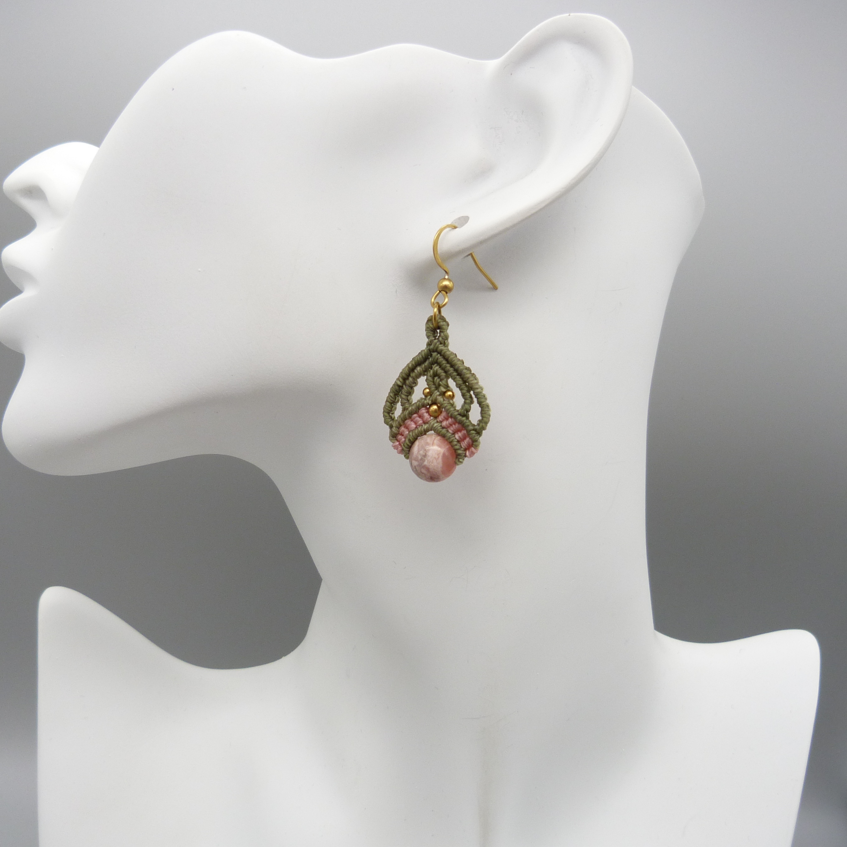 Paire de boucles d'oreilles bleues avec des perles en rhodochrosite