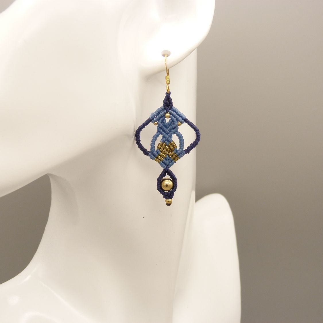 Par de brincos de micro-macramé azul 