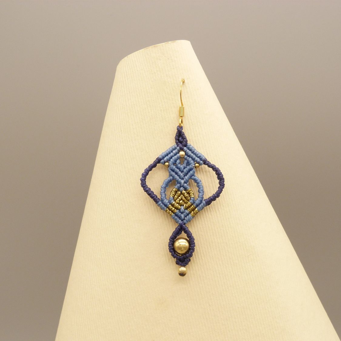 Par de brincos de micro-macramé azul 