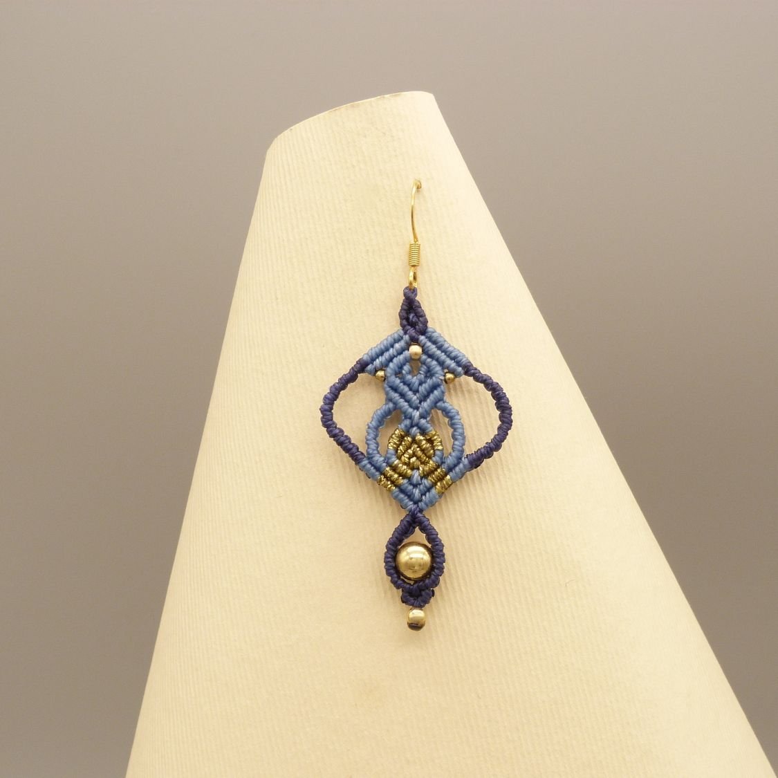 Par de brincos de micro-macramé azul 