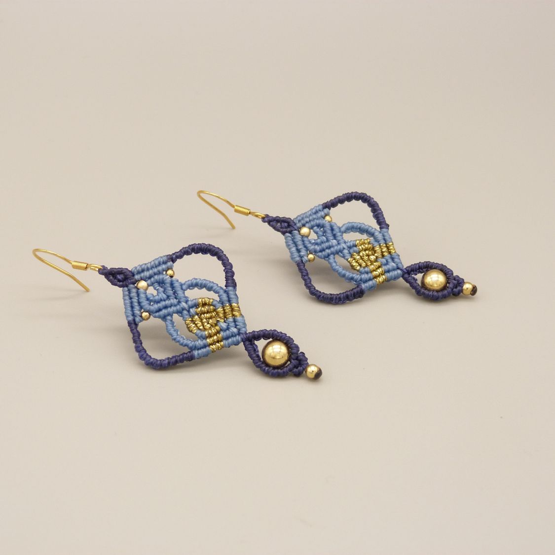 Par de brincos de micro-macramé azul 