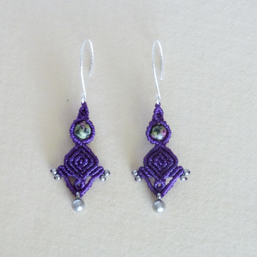 Par de brincos micromacramé roxo com 925 gancho de prata