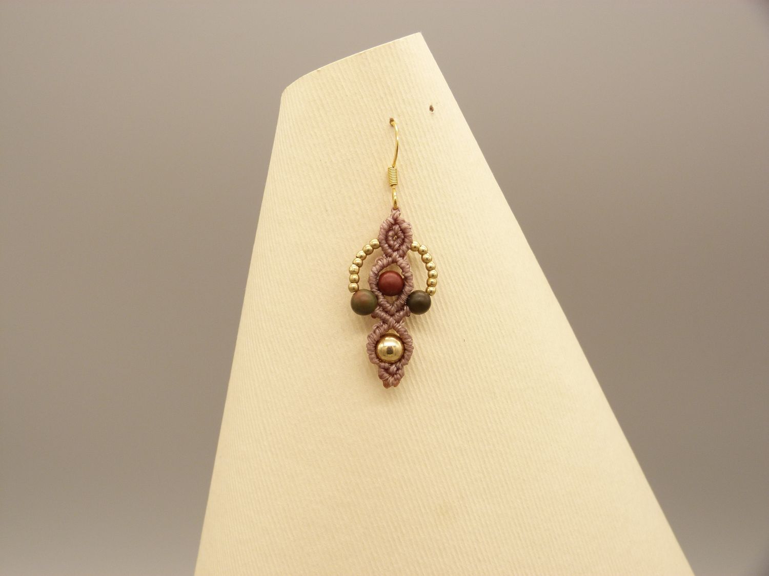 Par de brincos em micro-macramé, cor taupe 