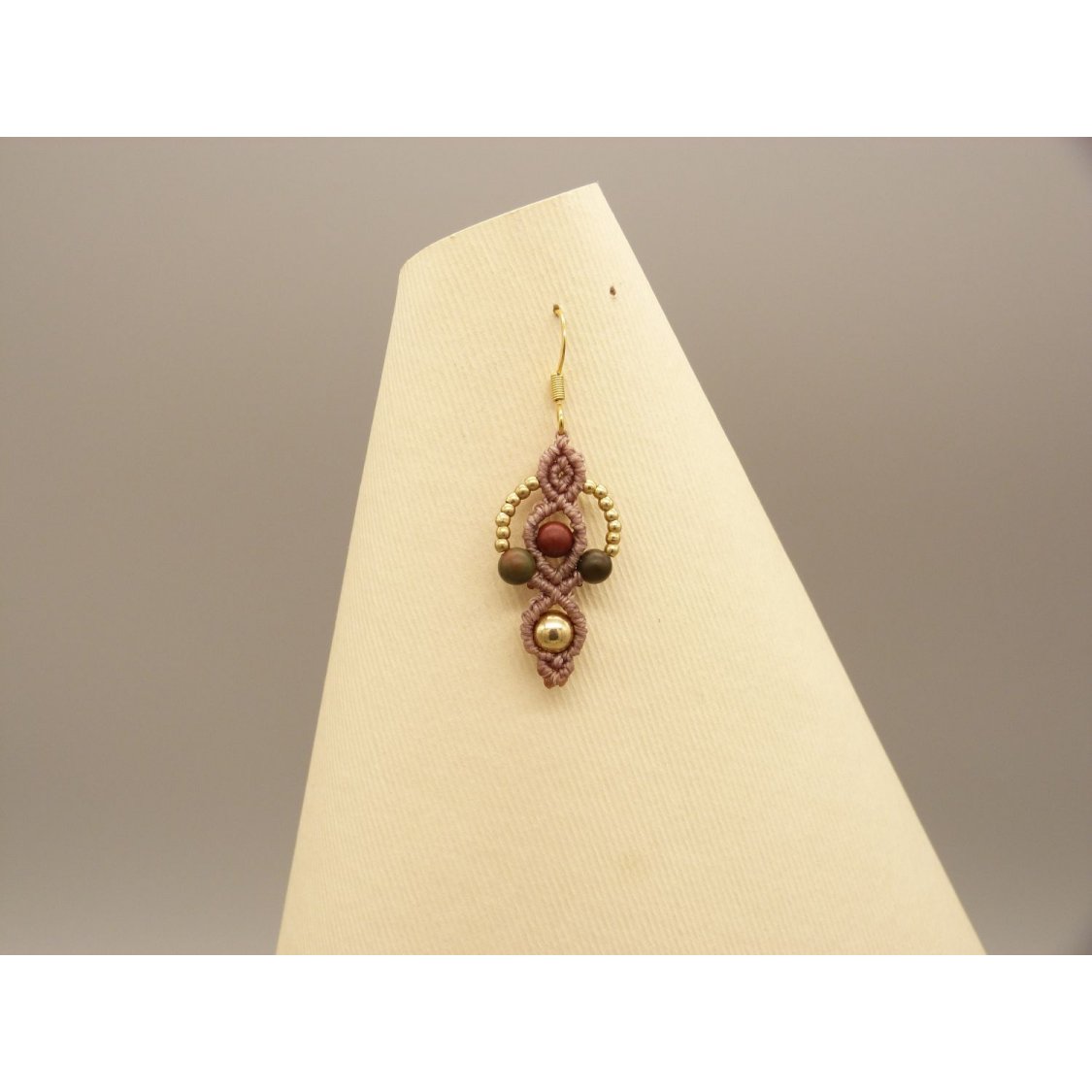 Par de brincos em micro-macramé, cor taupe 