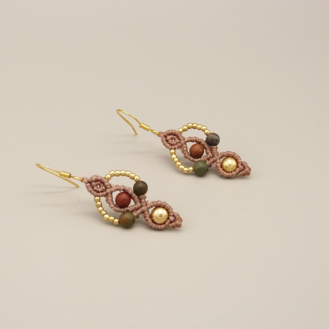 Par de brincos em micro-macramé, cor taupe 
