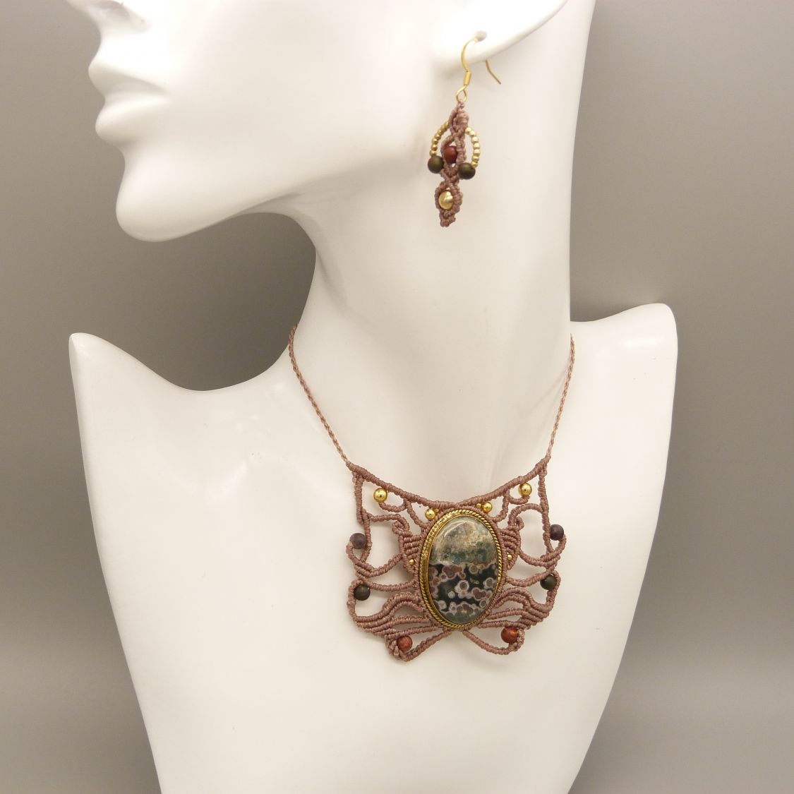Par de brincos em micro-macramé, cor taupe 
