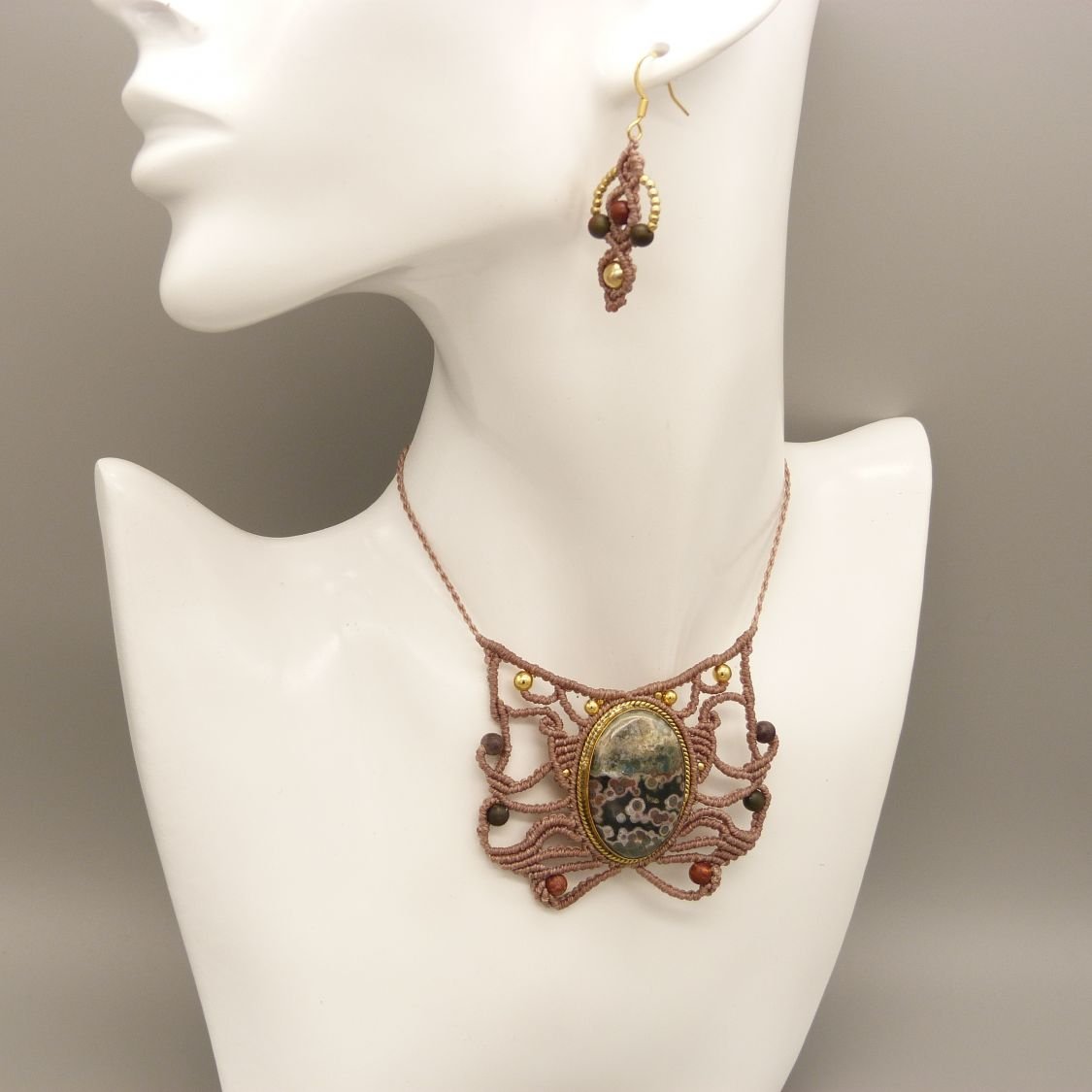 Par de brincos em micro-macramé, cor taupe 