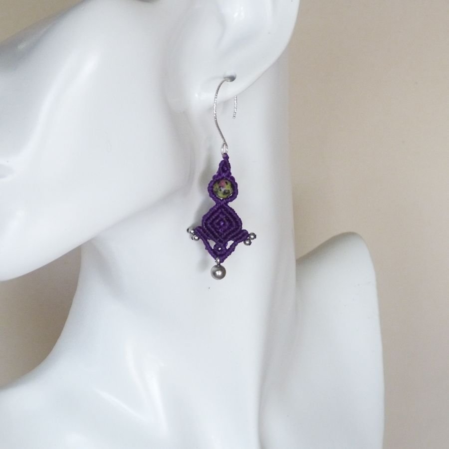 Par de brincos micromacramé roxo com 925 gancho de prata