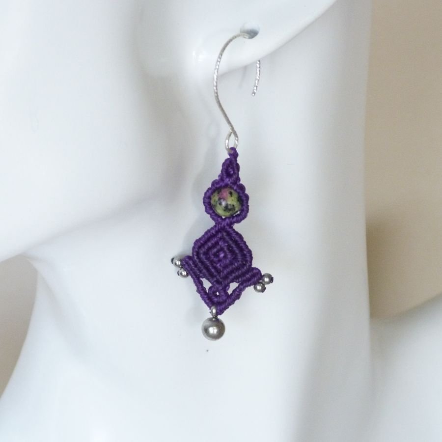 Par de brincos micromacramé roxo com 925 gancho de prata