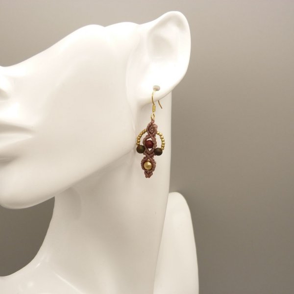 Par de brincos em micro-macram&eacute;, cor taupe 