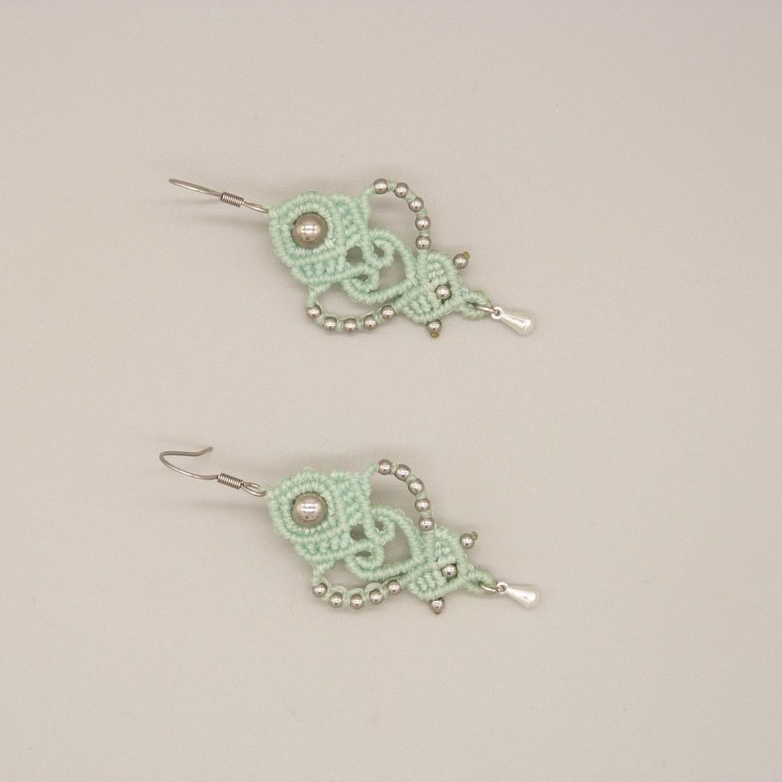 Par de brincos verdes de menta de água em micromacramé 