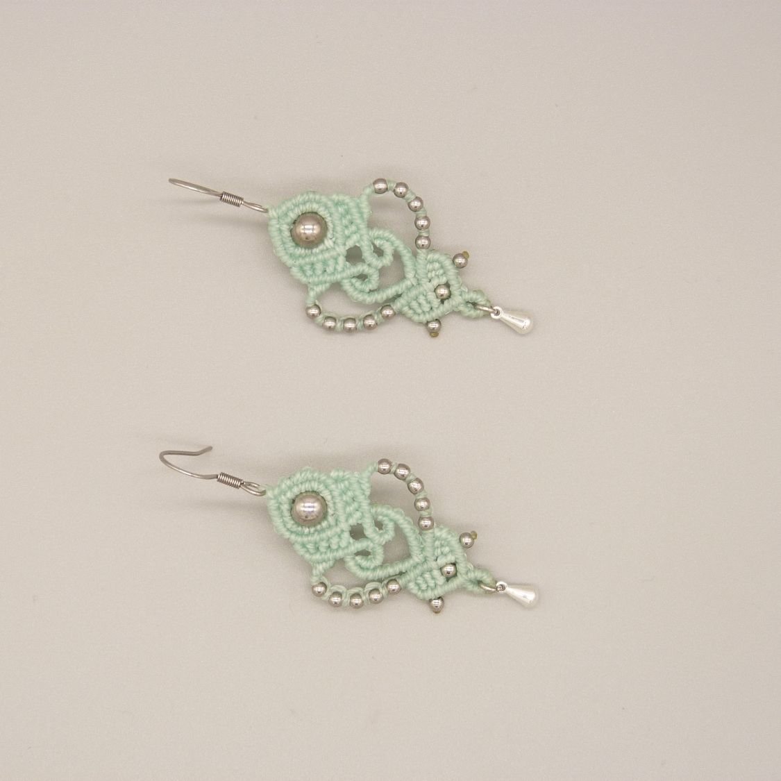 Par de brincos verdes de menta de água em micromacramé 