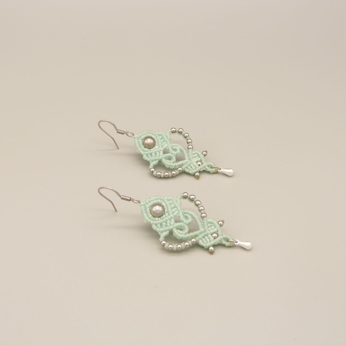 Par de brincos verdes de menta de água em micromacramé 