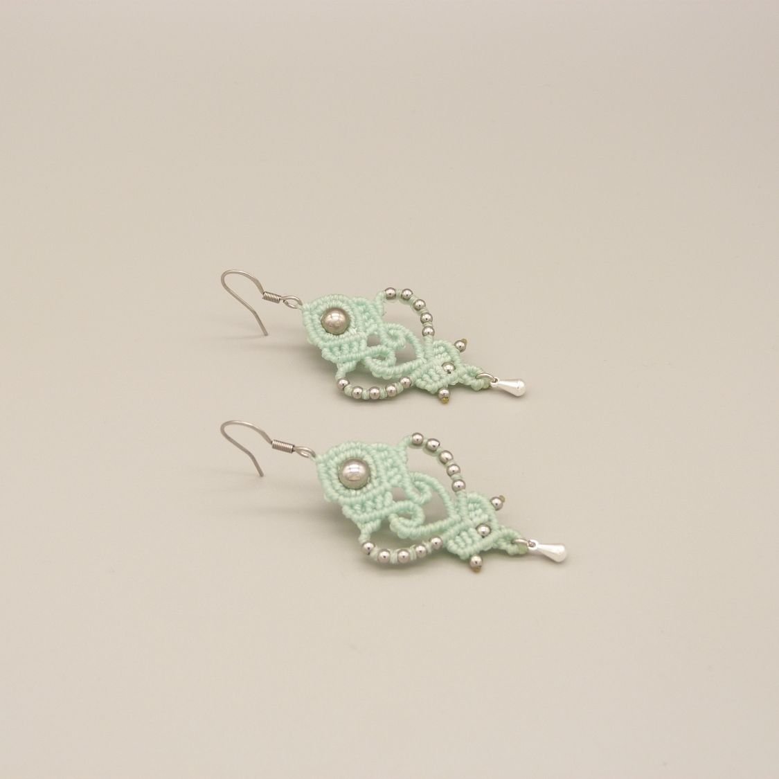 Par de brincos verdes de menta de água em micromacramé 