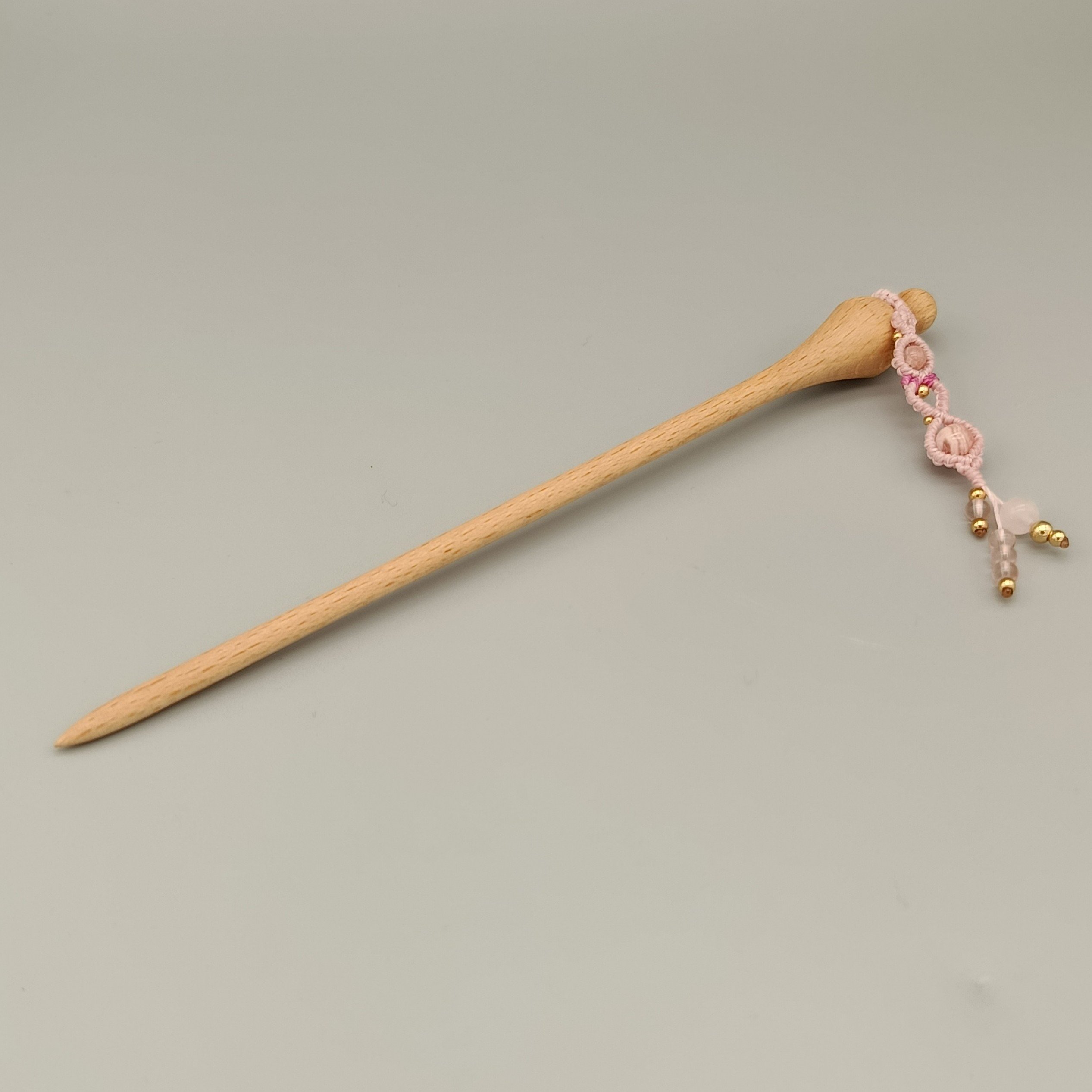 pic &agrave; cheveux avec ornement en micro-macram&eacute;