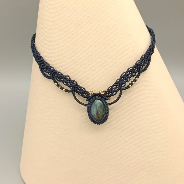Ras-du-cou bleu fonc&eacute; avec labradorite
