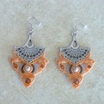 Brincos de cor pêssego em micromacramé