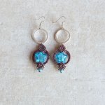 Brincos em micro-macramé chocolate castanho/azul estrela de vidro Murano