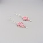 Brincos de micro macramé cor-de-rosa com uma pérola de pedra preciosa cor-de-rosa