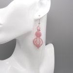 Brincos em micromacramé rosa claro