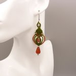 Brincos verdes e caramelo micromacramé com missangas carnelianas