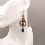 Brincos em micro-macramé em bege e azul escuro 