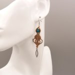 Brincos em micro-macramé bege claro