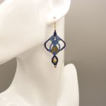 Par de brincos de micro-macramé azul 
