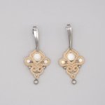 Brincos em micro-macramé de cor areia com missangas de madrepérola