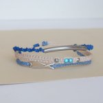 Pulseira de 3 em 1 micro-macramé em areia azul e bege