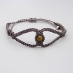 Pulseira micromacramé roxa com três contas de olho de tigre