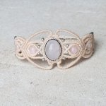 Pulseira de micro-macramé branco com uma pedra de quartzo rosa