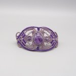 Pulseira micromacramé roxa com um conjunto de ametista no meio