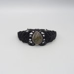 Pulseira de micromacramé preta com um conjunto de labradorite no meio