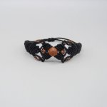 Pulseira micromacramé preta com uma conta central de 'pedra sol'