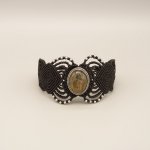 Pulseira de micromacramé preta com um conjunto de labradorite no meio