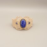 Pulseira de micromacramé bege claro com lápis lazúli