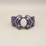 Pulseira micro-macramé azul meia-noite com um conjunto de fitas de ágata em metal dourado