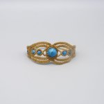 Pulseira micromacramé castanha clara com contas apatite