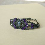 Pulseira de micromacramé verde com um conjunto de pedra em metal