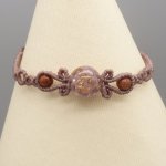 Pulseira de micro macramé na cor cinza com uma conta de vidro