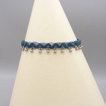 Anklet em micromacramé azul de pato