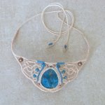 Colar de cor areia em micromacramé com medalhão de pedra apatite natural