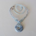 Colar verde água em micro-macramé com uma pedra natural, o jaspe picasso, como peça central