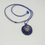 Colar micro-macramé azul escuro com um cabochão de pedra