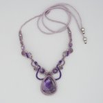 Colar micromacramé púrpura com ametista